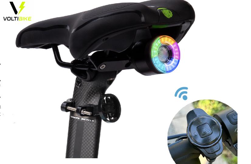 Luz KS-SF34R instalada bajo el sillín de bicicleta con control remoto