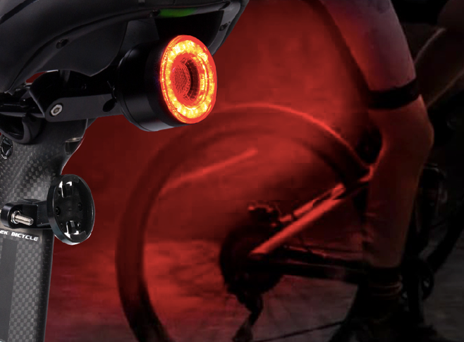 Luz trasera KS-SF34R encendida para señalización y visibilidad en bicicleta