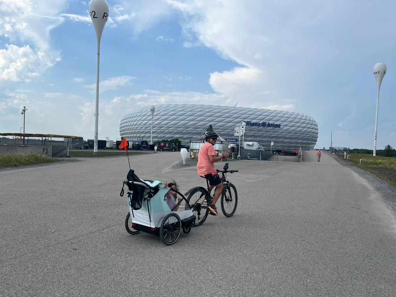 Viaje familiar en bicicleta frente al Allianz Arena