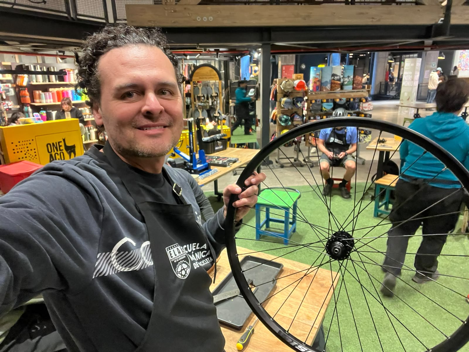 Formación en mecánica de bicicletas en Fundación ELAB